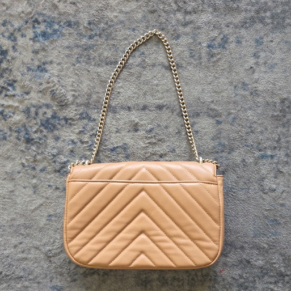 DKNY Quilted Beige Shoulder Bag with Gold Chain - Picture 2 of 5